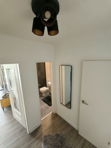 Flur - Blick in das Bad