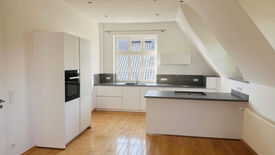 Traumhafte ca. 135 m² große Wohnung mit Garten, Balkon und Garagenstellplatz – Küche