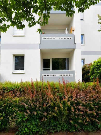 RESERVIERT! Zentral gelegene Erdgeschosswohnung mit Balkon, moderner Küche und renoviertem Bad – Loggia