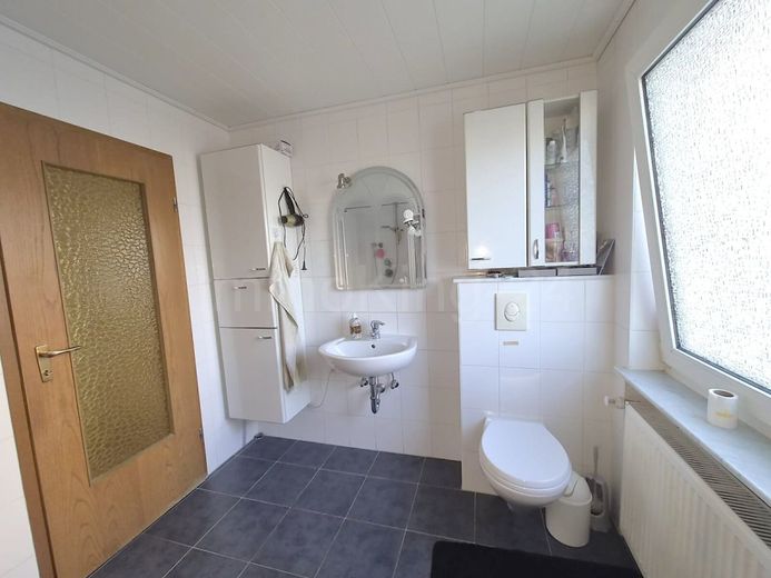 ++ HOCHWERTIGES EIN - ZWEIFAMILIENHAUS MIT ELW ++ VIEL PLATZ IN GUTER LAGE!! ++ – BADEZIMMER 1