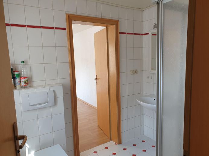 Detached house with development potential (no broker) – Duschbad OG