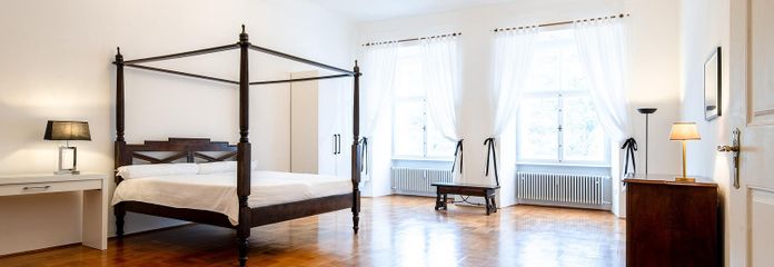 Abitare elegante in un ambiente esclusivo, centro storico di Passau – Schlafzimmer mit Akazienbett