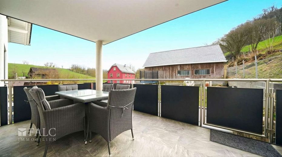 Exklusives Neubau-3-Familienhaus! Effizienz trifft auf hochwertige Wohnqualität! - FALC Immobilien – Balkon OG (Südseite)