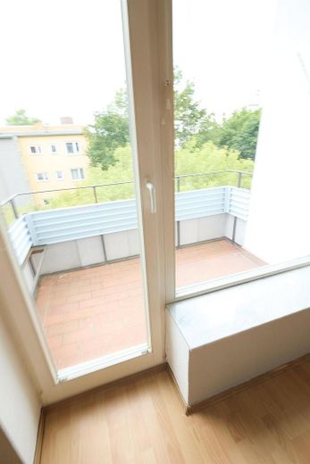 Piso de 3 habitaciones con balcón en buena ubicación, Berlín Norte-Charlottenburg, directamente del propietario – Blick vom Zimmer Zu Balkon