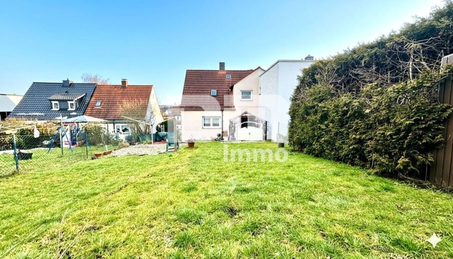 Schöne Doppelhaushälfte in schöner Wohnlage mit Panoramablick, Gartenbereich und Garage – Gartenbereich hinter dem Haus
