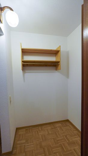 Garderobe vor dem WC