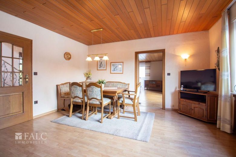 Dużo miejsca na Twoje marzenia! Zagroda z domem mieszkalnym, stodołą i garażami – Esszimmer