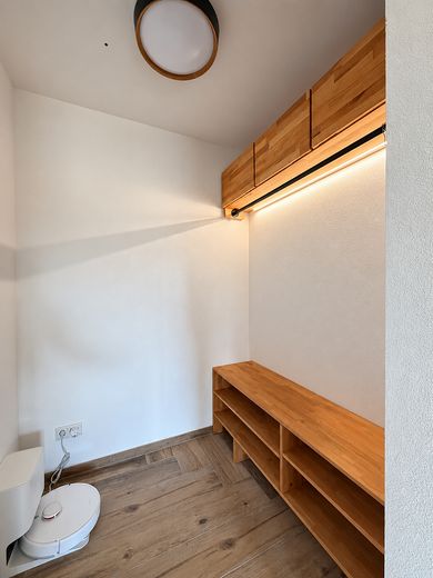 Hochwertige Neubauwohnung mit großzügiger Galerie in ZFH (möbliert) – Garderobe