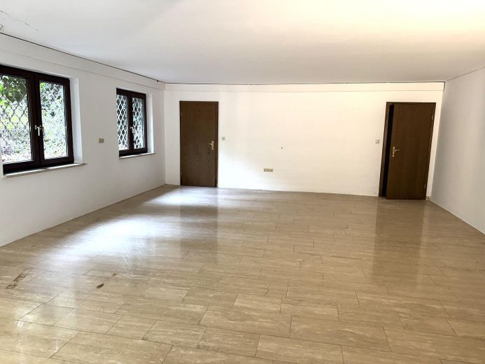 Geniş arsada kırma çatılı villa – Hobbyraum im Untergeschoss