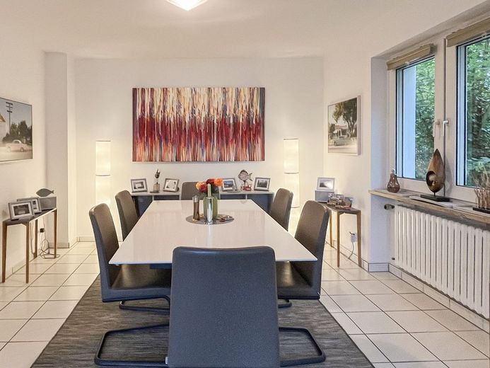 Seltene Gelegenheit!
Nerotal: 116 m² in bester Lage von Wiesbaden! 4 Zi, 2 Bäder, 2 Balkone, Garage – Esszimmer