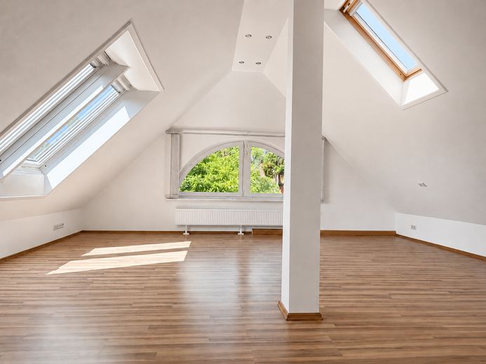 Modernisierte, helle 3 Zimmer DG-Maisonette-Wohnung mit EBK, Balkon, Stellplatz – Dachgeschoss (2/2)