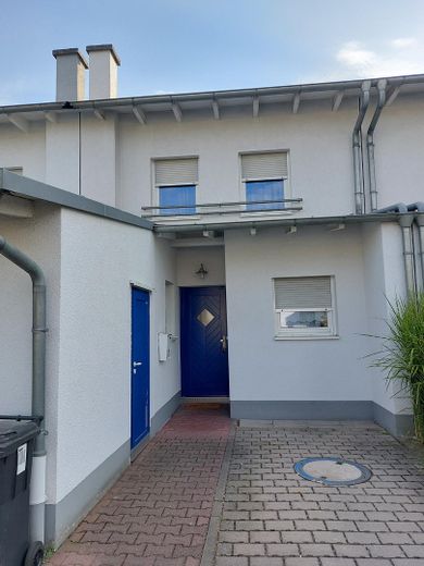 Gut gepflegtes Reihenhaus mit Grasdach – Hausansicht