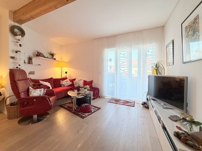 Renoviertes Einfamilienhaus mit Balkon, Carport und flexiblen Nutzungsmöglichkeiten – Wohnen