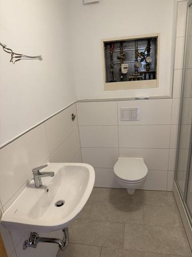 Komplett neu renovierte 2-Zimmer Wohnung im 1.OG mit Balkon – Neues Bad, WC