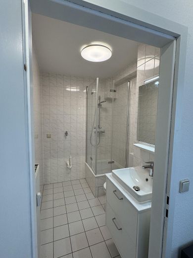 High-quality renovated 2.5-room apartment with balcony & underground parking space in Böblingen – Badezimmer