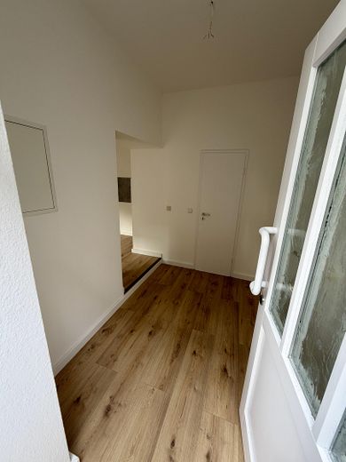 Świeżo wyremontowane: 2 pokoje o powierzchni 76 m² z małym ogrodem/podwórkiem w dobrej lokalizacji w Krefeld – Eingangsbereich