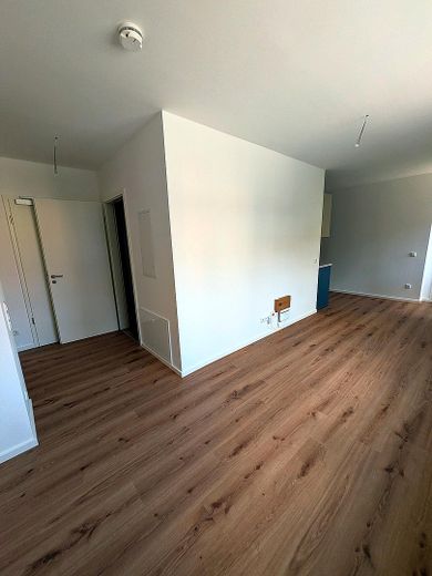 Modern 2-room new-build apartment with kitchen at Plärrer: 45 m² – Eingang - Wohnzimmer