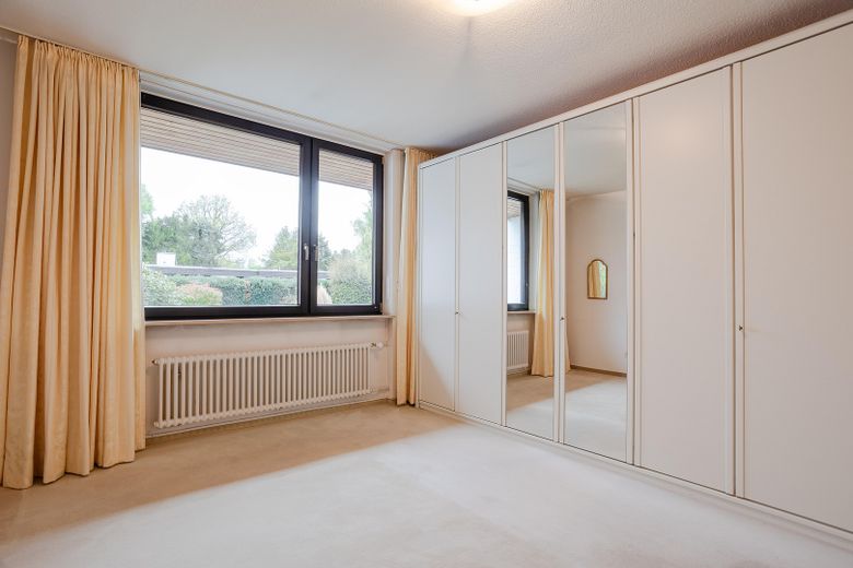 Großzügiges Schlafzimmer 
