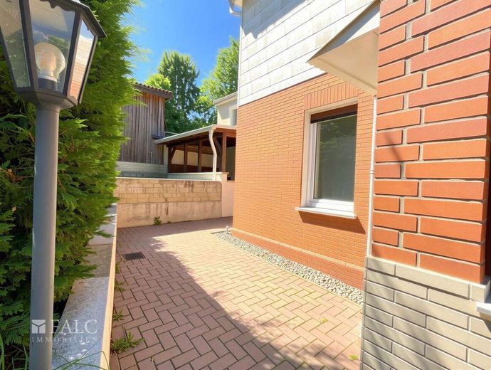 Provisionsfreie Doppelhaushälfte mit Garten u. Garage – So könnte der kleine Hof aussehen!
