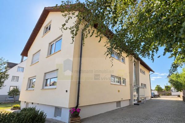 Dachgeschosswohnung mit 2 Zimmern, Garage und viel Potenzial für Eigennutzer oder Anleger