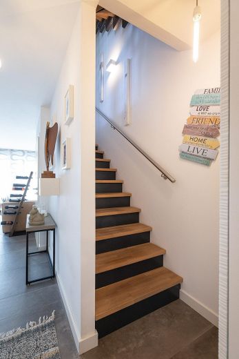 Reihenendhaus KfW 55 mit Wintergarten in Langenfeld – Treppe in OG geschlossen