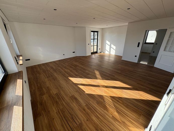 Hepberg’in merkezi konumunda geniş, kapsamlı şekilde yenilenmiş 3 odalı, 1. kat dairesi + 2 balkon – Wohnzimmer / Essbereich