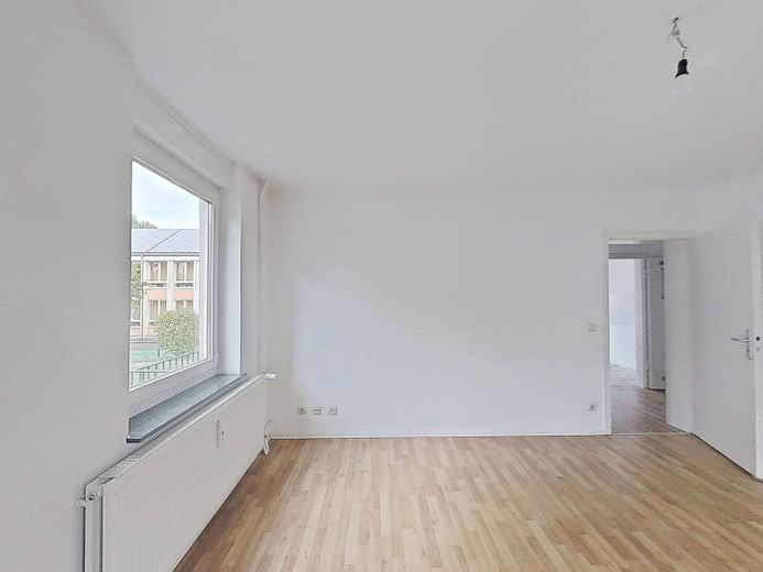 Helle 2-Zimmer-Whg. mit TERRASSE und Wannenbad – Ansicht III: Wohn- und Esszim…