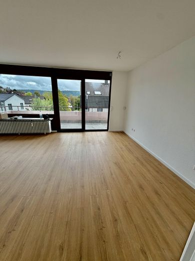 Vollständig frisch renovierte 4-Zimmer-Wohnung mit Balkon und neuer Einbauküche – Wohn-/ Esszimmer ca. 23 m²