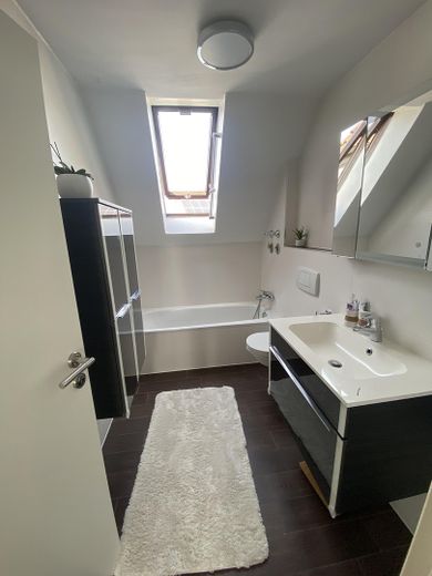 Exkl. 3-Zimmerwohnung 74+21qm EINMALIGER NUTZFLÄCHE - Einbauküche+begehb. Kleiderschr. auf 2 Ebenen – Bad