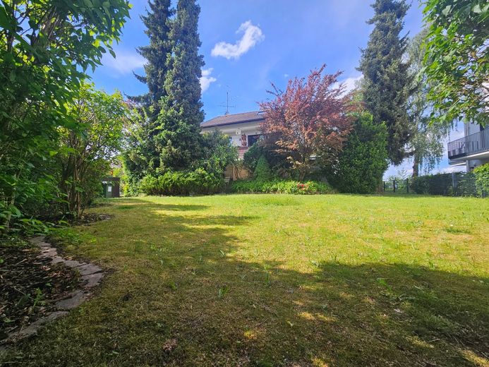 Provisionsfrei! Helle Dachgeschosswohnung mit grossem Garten – Haus mit großzügigen Garten