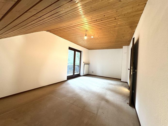 Geniş arsada kırma çatılı villa – Wohnraum im Dachgeschoss