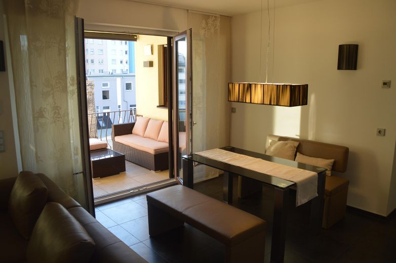 Hochwertig möblierte 2-Zimmer-Wohnung im Westend von Offenbach am Main – Essbereich