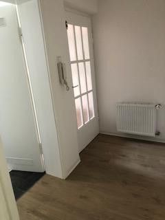 Helle 1 Zimmer, Küche, Dusche/WC Wohnung – Eingang