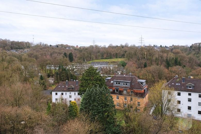 Modernisierte 5-Zimmer-Eigentumswohnung über 2 Ebenen - ca. 129 m² Wohnkomfort – Ausblick