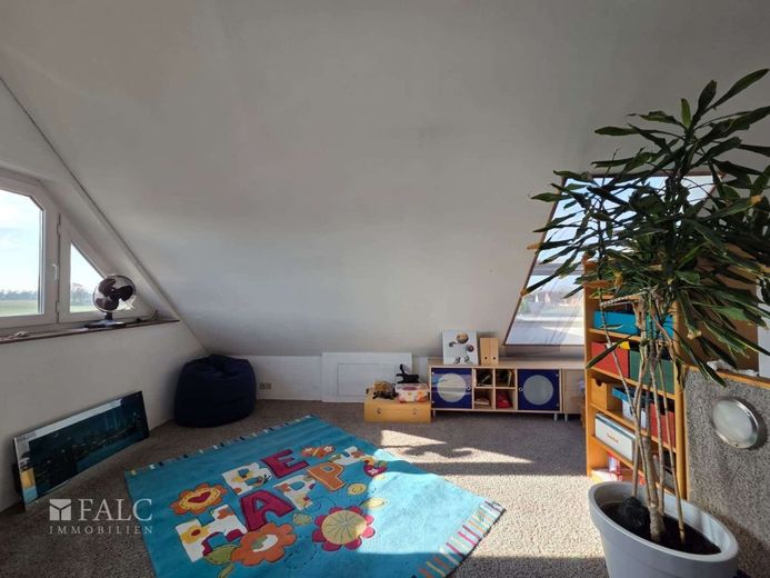Ruheoase mit Weitblick: Lichtdurchflutetes Einfamilienhaus in Rheinnähe – Studio/ Dachgeschoss