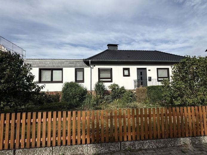 Viel Platz, viel Privatsphäre, viel Zukunft: Walmdachbungalow in Weetzen – Foto 1
