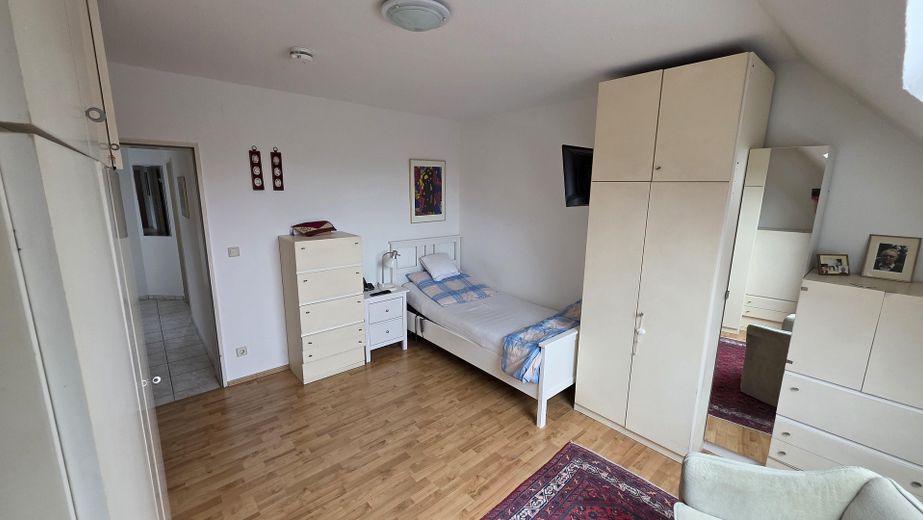 Luminoso apartamento de 3 habitaciones en el ático, 90 m², balcón, ascensor y cocina equipada – Spelle-Mitte, disponible a partir de octubre – Schlafzimmer