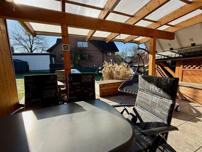 Fröndenberg-Hohenheide: Altbau, aber nicht vom alten Eisen - Energetisch und technisch im TOP Zustand! – Überdachte Terrasse