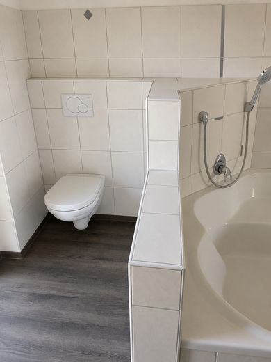 Sehr sonniges Holzhaus, KfW60, Isny-Großholzleute, EG barrierefrei, – Bad Toilette DG