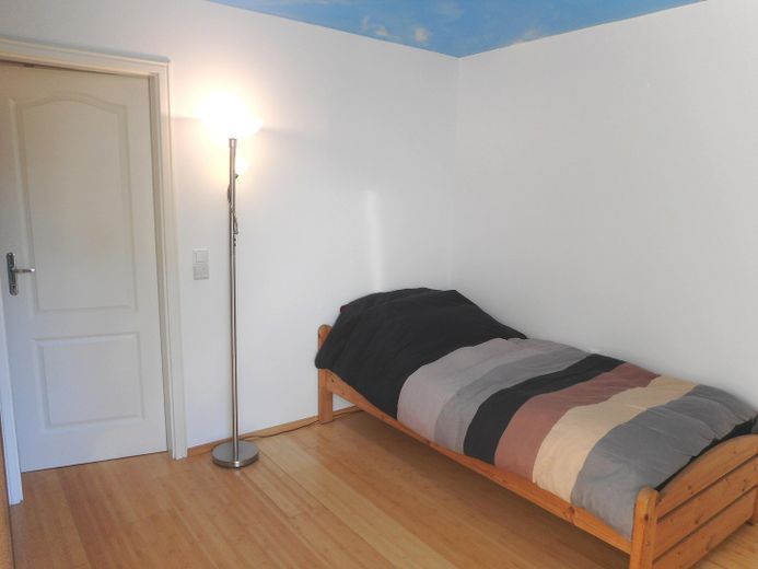 Helle voll möblierte Maisonette-Wohnung auf 2 Ebenen in ruhiger Lage in Hamburg-Eidelstedt – Einrichtung im Schlafzimmer