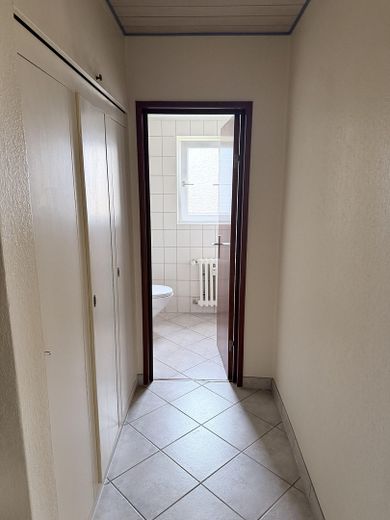 Großzügige, frisch teilrenovierte 104 qm² Erdgeschoßwohnung mit Balkon in Fronhausen – Gäste WC