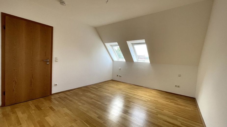 Charmante 2-Zi.-Maisonette-Wohnung mit Balkon und Stellplatz in bester Lage von Wiesbaden-Bierstadt – Schlafzimmer