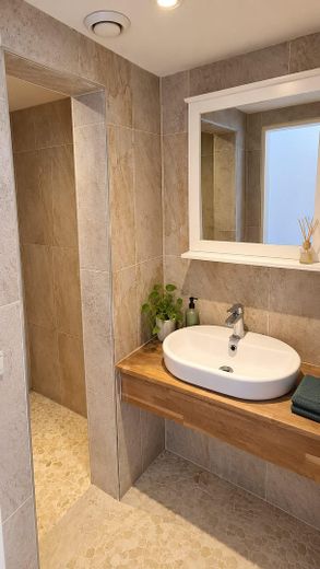 Posizione privilegiata sul lago! Appartamento condiviso premium arredato, appena ristrutturato, con terrazza sul tetto e vista sul lago – 1. Bad