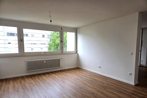 Ampio appartamento di 2 locali con 85,5 m², balcone esposto a sud-ovest e posto auto in garage sotterraneo – primo utilizzo dopo la ristrutturazione