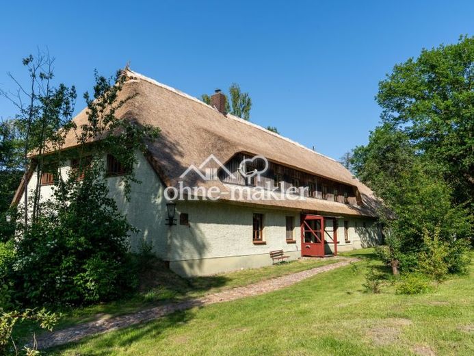 Casa de campo con techo de paja, parcialmente renovada, junto al lago, apartamento de invitados, establos, praderas y bosque. – Foto 1