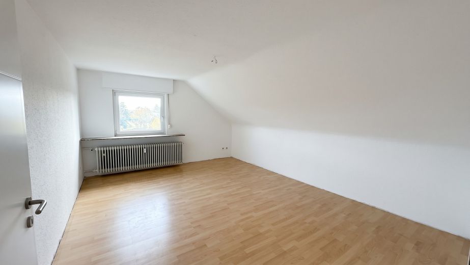 Świeżo wyremontowane & ciepło sieciowe: 2-pokojowe mieszkanie na poddaszu z balkonem południowym i widokiem na pola w Brühl-Rohrhof – Wohnzimmer