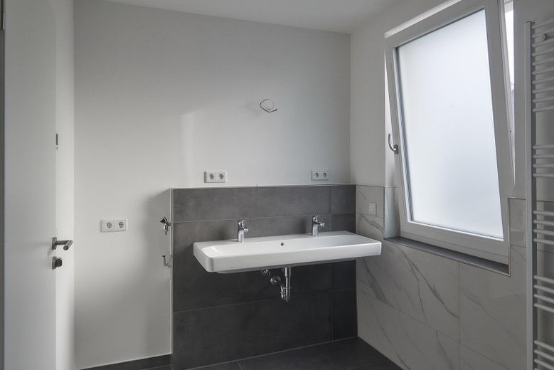 *** Ihr neues Zuhause in einer Doppelhaushälfte in Feucht, inklusive 2 Stellplätze*** – Badezimmer