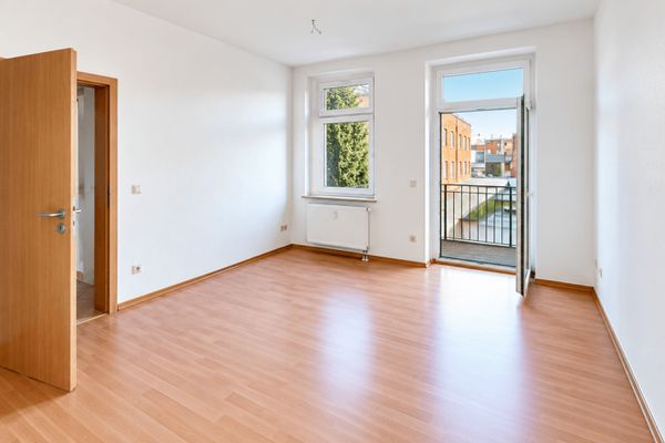 Individuelle 2-Raum-Wohnung mit Balkon, Garten, Stellplatz, offener Küche, zentral gelegen