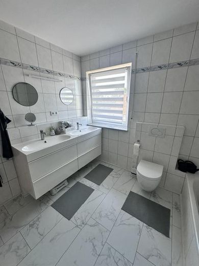 Raumwunder in Bestlage -Stillvolle DHH mit 7 Zimmern & TOP Energieeffizienz A+ – WC OG
