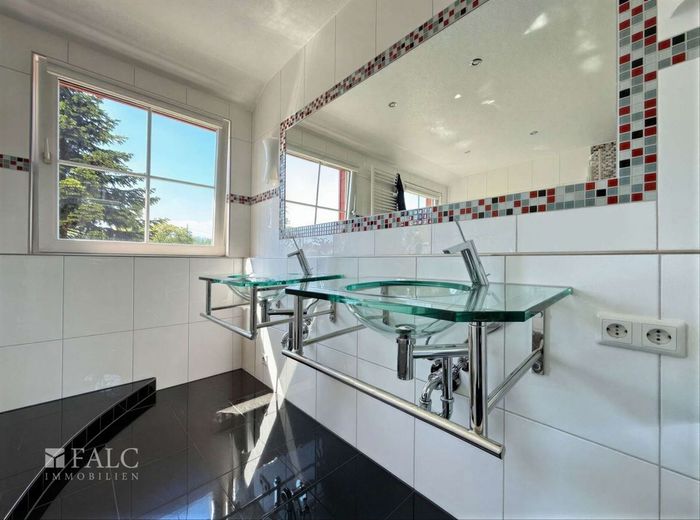 ***Elliehausen - Großzügige 4 Zimmer Dachgeschosswohnung mit Außenstellplätzen*** – Badezimmer